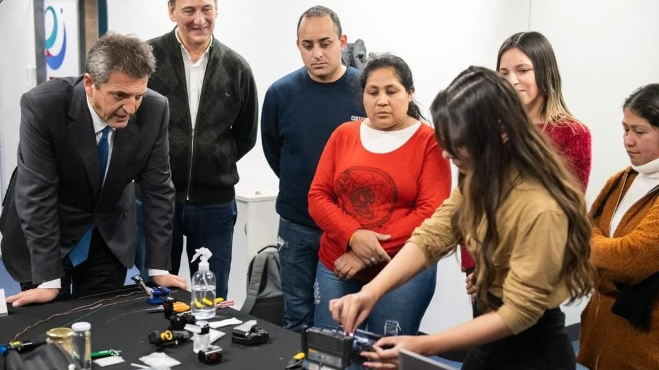 Massa se reunió con jóvenes del programa de reconversión laboral con capacitación tecnológica