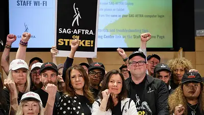 Los actores y guionistas de Hollywood en huelga se unirán a los piquetes Los actores y guionistas de Hollywood en huelga se unirán a los piquetes