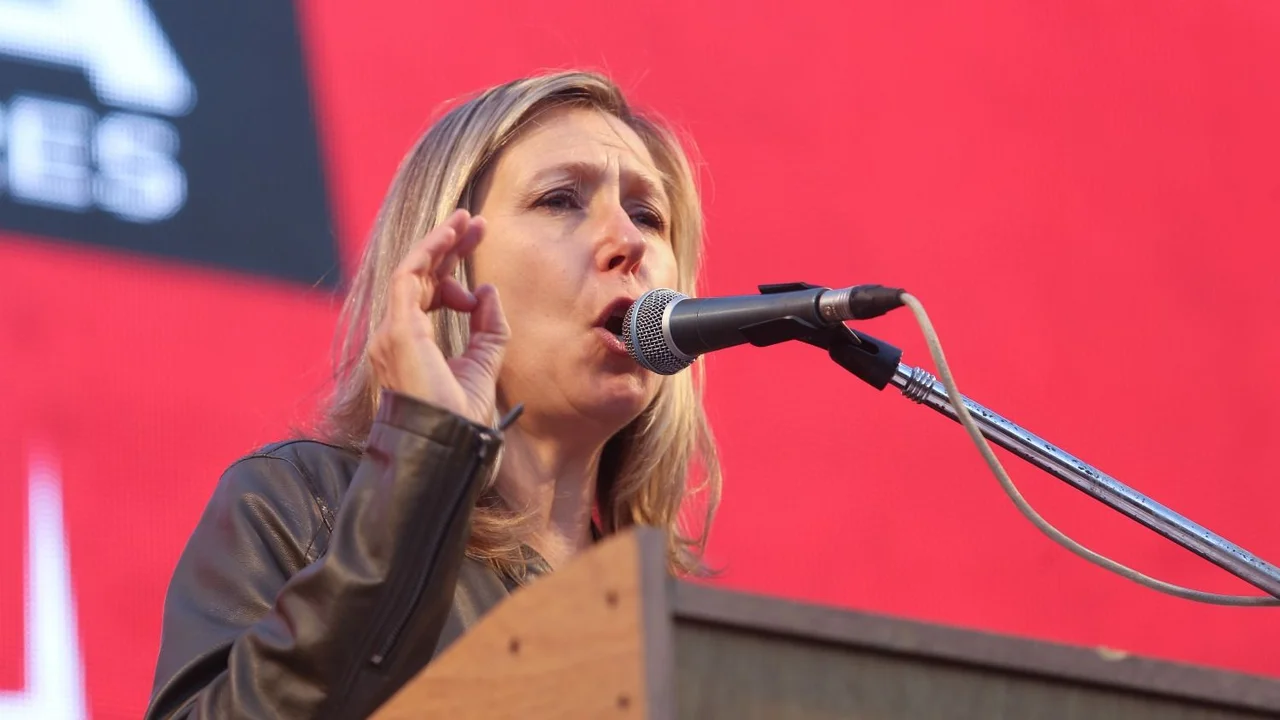 Myriam Bregman dando un discurso en el acto del Día del Trabajador