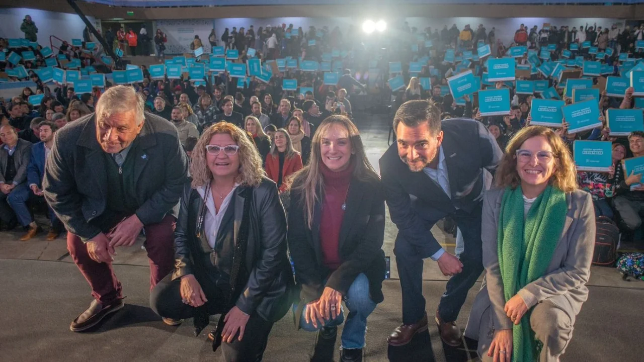 Malena Galmarini Facundo Leal y la Provincia de Buenos Aires entregaron más de 3000 notebooks a estudiantes de escuelas de Tigre