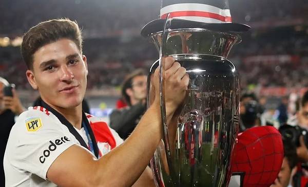 juli-n-lvarez-reaccion-al-t-tulo-de-river-desde-manchester-city
