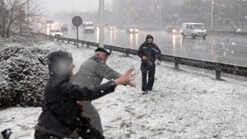 Gente en la calle con nieve.