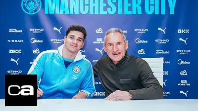 Julián Álvarez firmando contrato en el Manchester City Julián Álvarez firmando contrato en el Manchester City