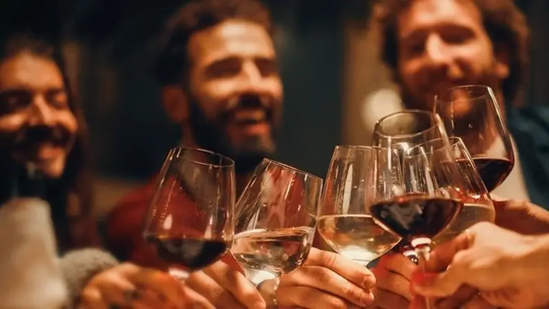 Cata de vinos entre amigos