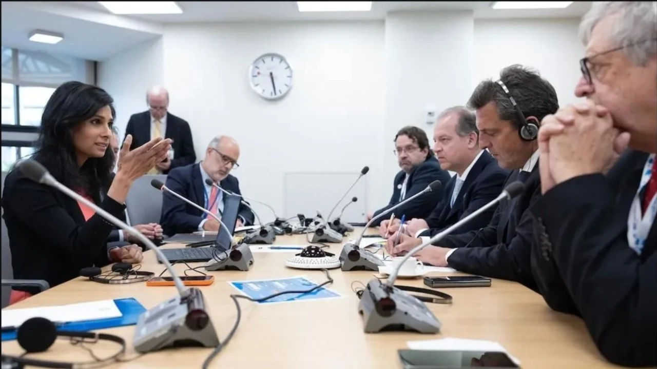 Con eje en adelantamiento de fondos, sigue la negociación con el FMI