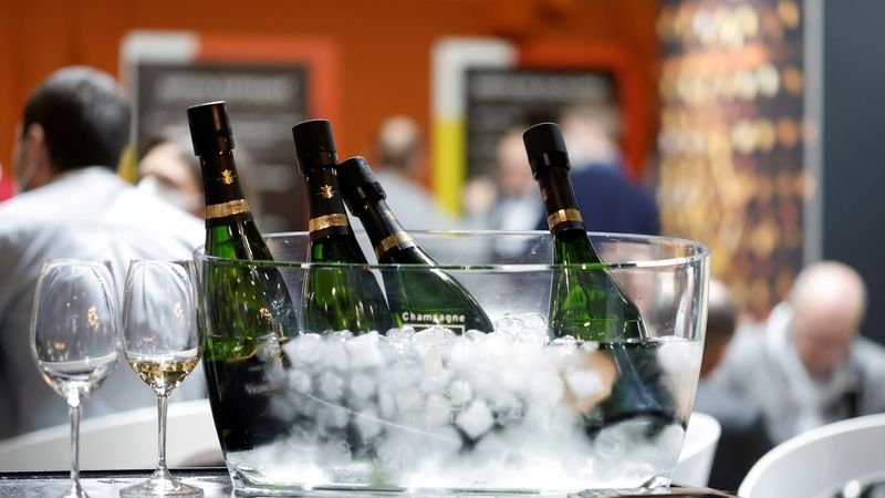 Se termina la fiesta: ventas de champaña caerán después de dos años récord