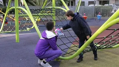 Vacaciones de invierno, niños jugando Vacaciones de invierno, niños jugando