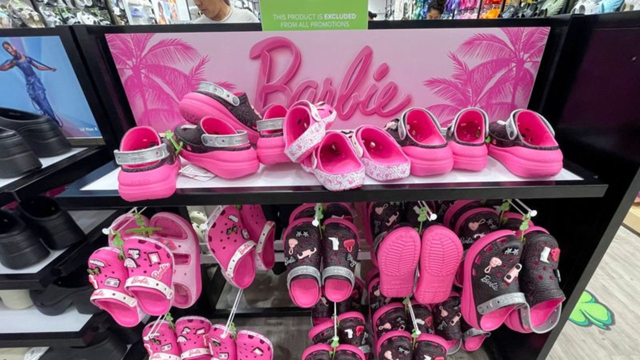 Todo rosa, o cómo la moda "Barbiecore" ha avivado la expectación por una película