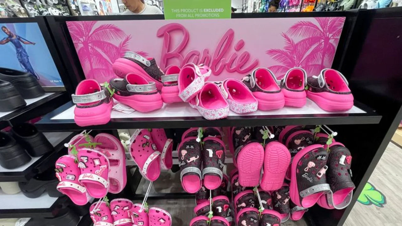 Todo rosa, o cómo la moda "Barbiecore" ha avivado la expectación por una película