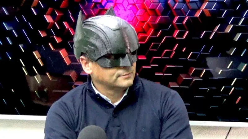 Elecciones 2023: el insólito "baticandidato" que Javier Milei apoya en Entre Ríos