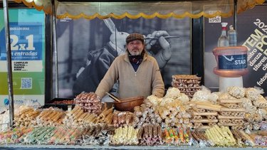 Carmelo, el vendedor de garrapiñadas a precios populares del Teatro San Martín