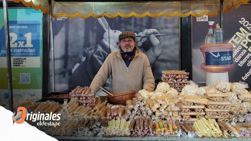 Carmelo, el histórico vendedor de garrapiñadas a precios populares de la calle Corrientes: "Las vendo baratas para llegar al que no tiene"
