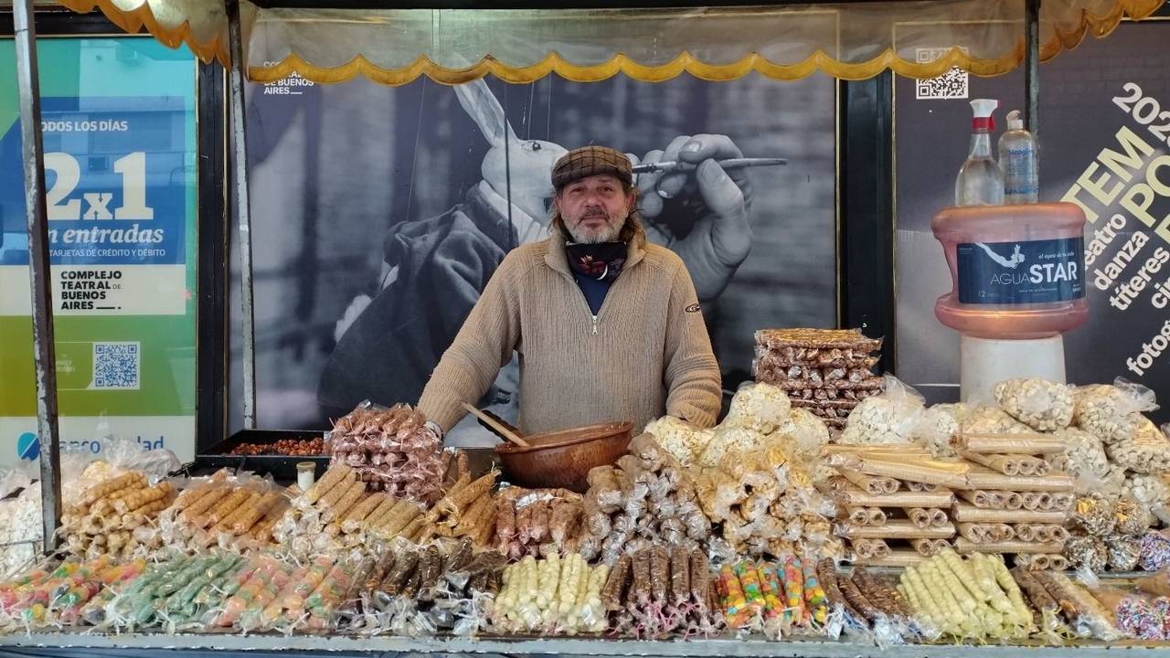 Carmelo, el histórico vendedor de garrapiñadas a precios populares de la calle Corrientes: "Las vendo baratas para llegar al que no tiene"
