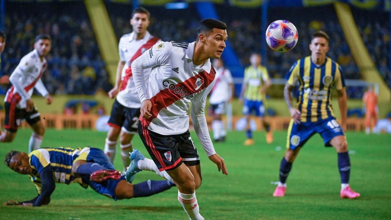 Con polémica, River empató sobre la hora con Rosario Central