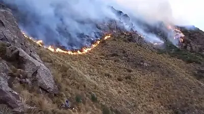 Incendio en el Cerro Uritorco en Córdoba: siguen combatiendo las llamas y hay 200 autoevacuados por humo Incendio en el Cerro Uritorco en Córdoba: siguen combatiendo las llamas y hay 200 autoevacuados por humo