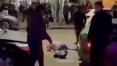 Feroz golpiza en Necochea a la salida de un boliche: dos personas quedaron en el piso Feroz golpiza en Necochea a la salida de un boliche: dos personas quedaron en el piso
