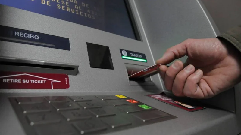 Por qué sacan los cajeros automáticos del banco