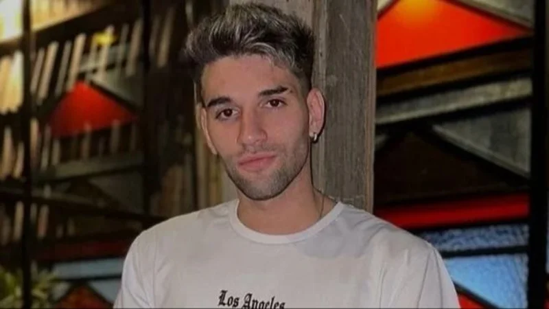 Lucca, el ex de Julieta Poggio, a los besos con otro hombre.