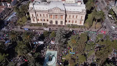 Jujuy: docentes y trabajadores de obras sanitarias se movilizan por los salarios Jujuy: docentes y trabajadores de obras sanitarias se movilizan por los salarios