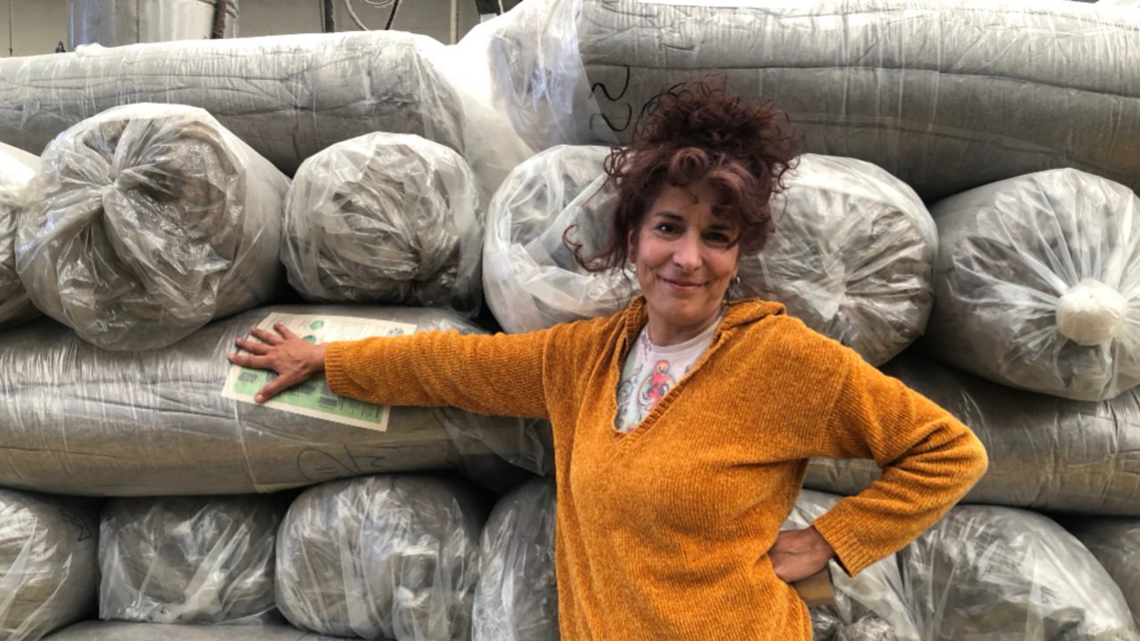 La arquitecta Alejandra Nuñez Berté, con la lana de descarte