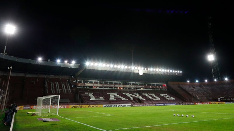 Dos facciones de la barra de Lanús se enfrentaron a los tiros