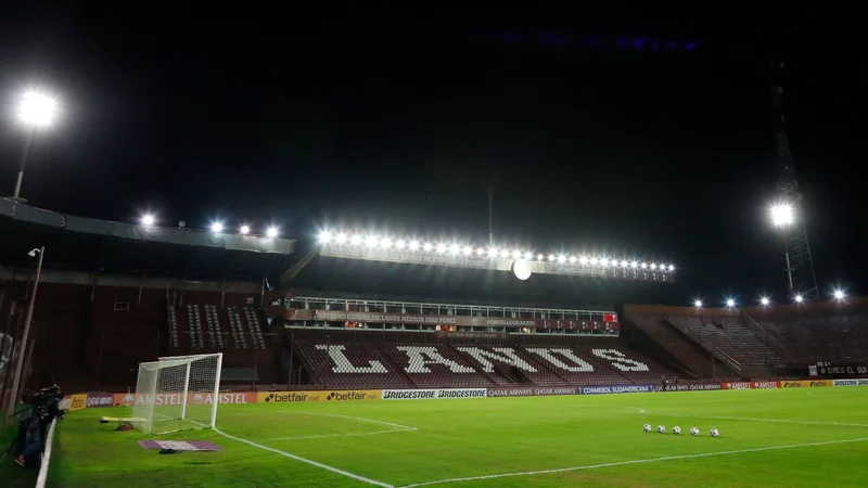 Dos facciones de la barra de Lanús se enfrentaron a los tiros