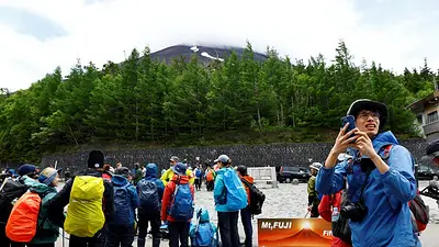 Japón impone nuevas tasas a los escaladores del monte Fuji para limitar el número de turistas Japón impone nuevas tasas a los escaladores del monte Fuji para limitar el número de turistas