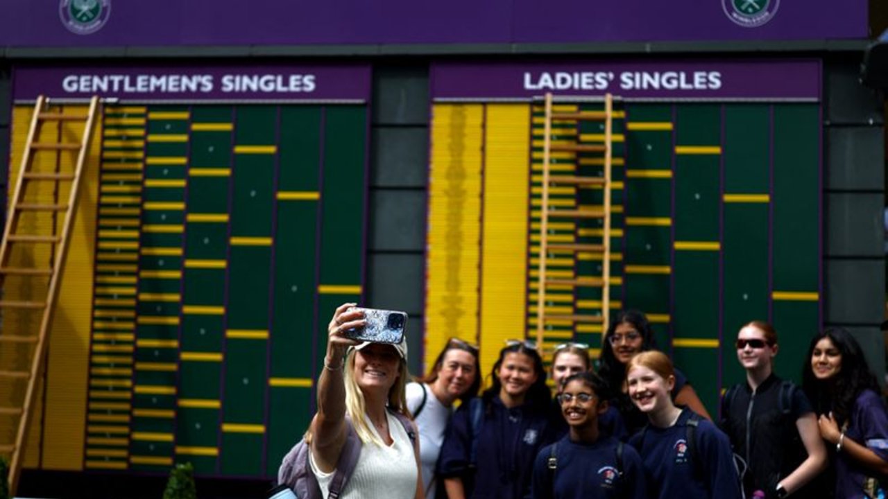 Miles de aficionados llegan a Wimbledon en el inicio del Grand Slam