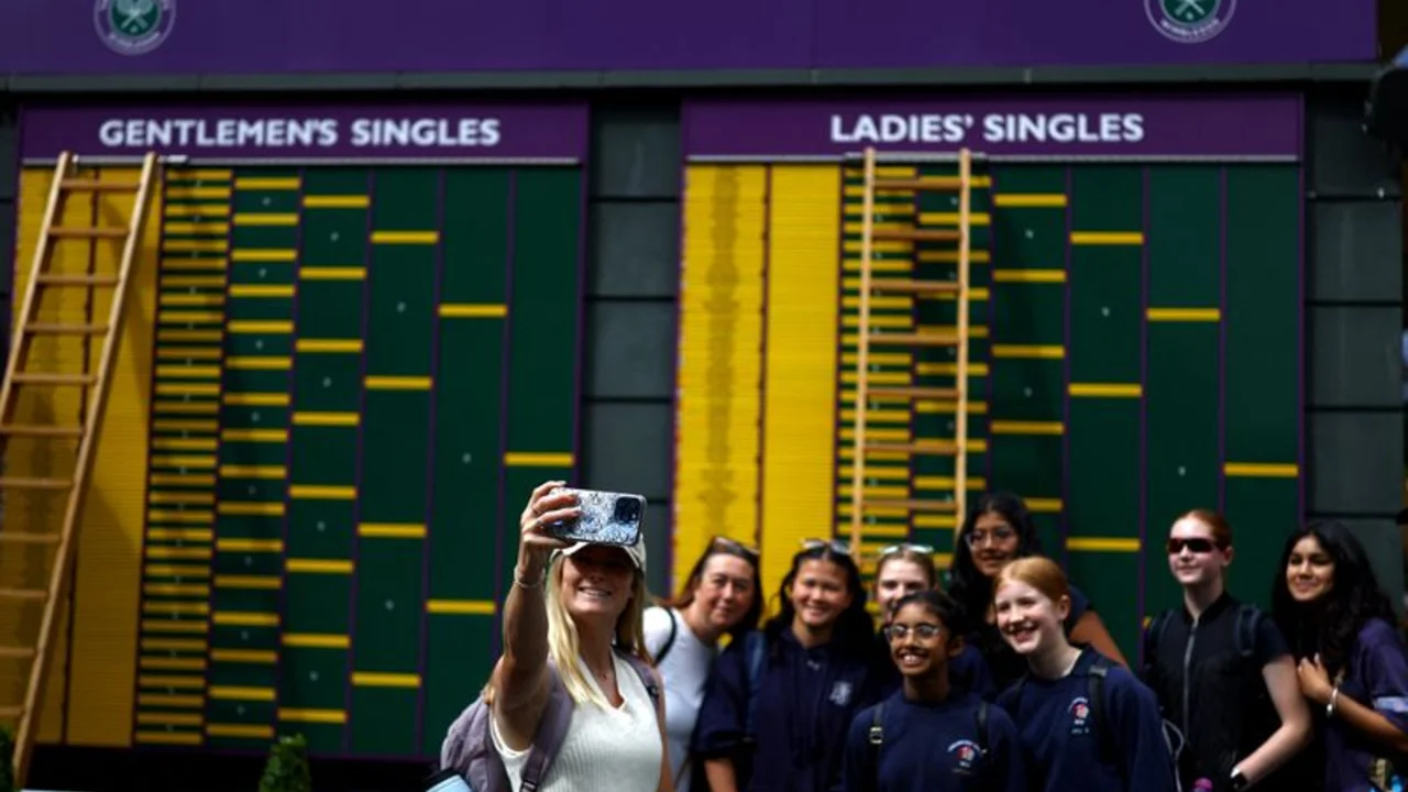 Miles de aficionados llegan a Wimbledon en el inicio del Grand Slam