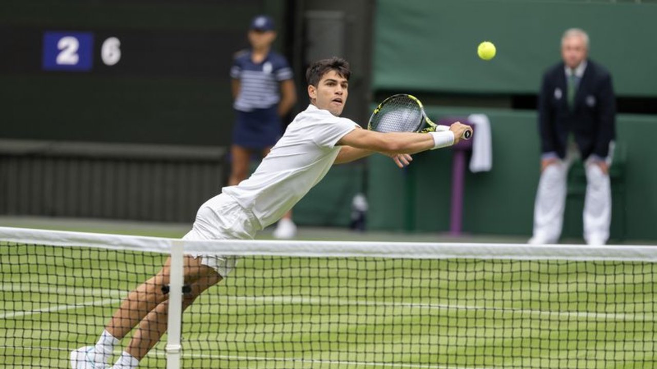 Alcaraz y Medvedev pasan en sets corridos a segunda ronda de Wimbledon