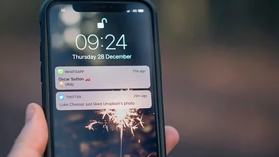 Cómo leer mensajes de WhatsApp sin abrir los chats: los trucos que seguro no sabías. Cómo leer mensajes de WhatsApp sin abrir los chats: los trucos que seguro no sabías.