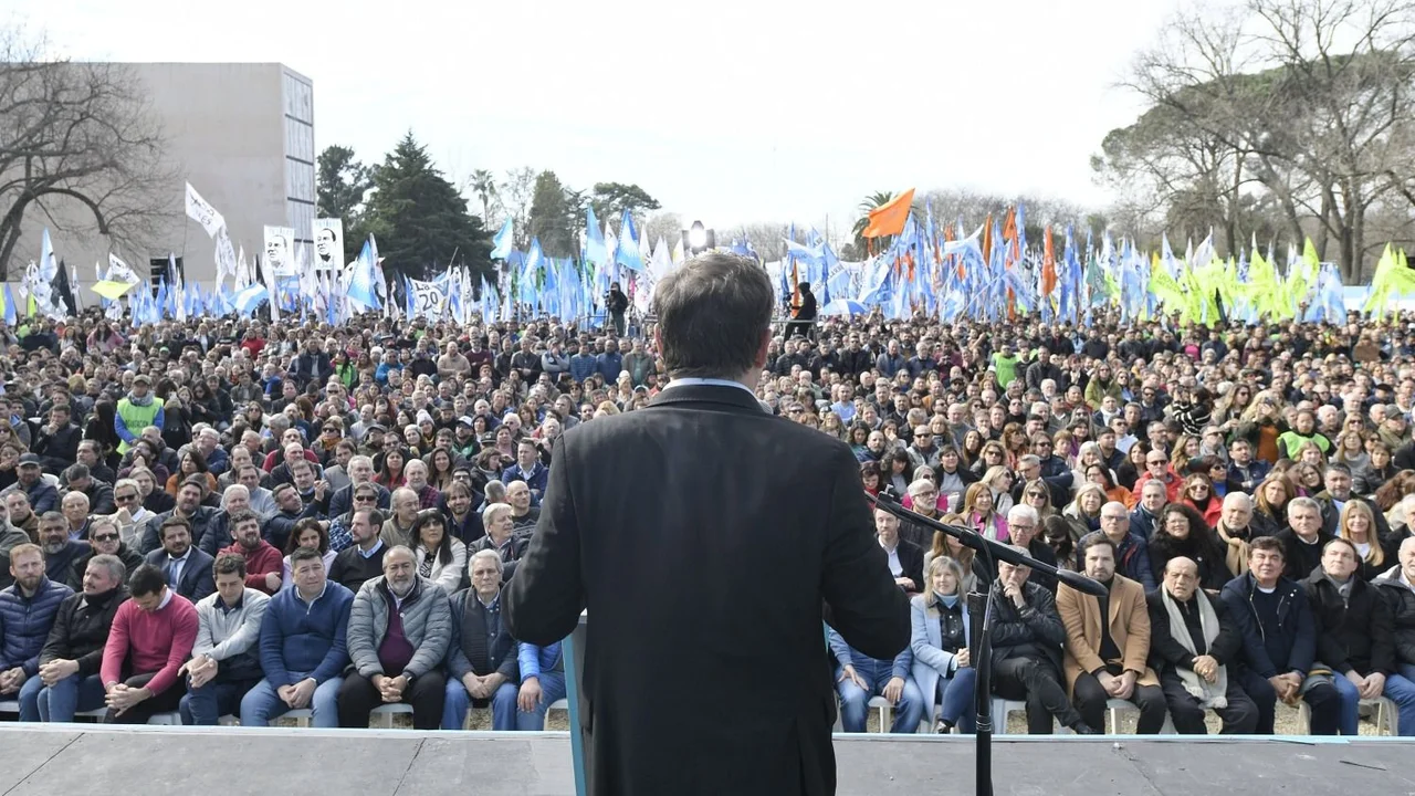 Kicillof visita el interior y homenajea a Evita con una marcha de antorchas en Moreno