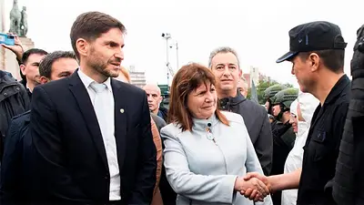 A pesar de la violencia narco, Bullrich visitó Santa Fe para reivindicar su Plan Bandera A pesar de la violencia narco, Bullrich visitó Santa Fe para reivindicar su Plan Bandera