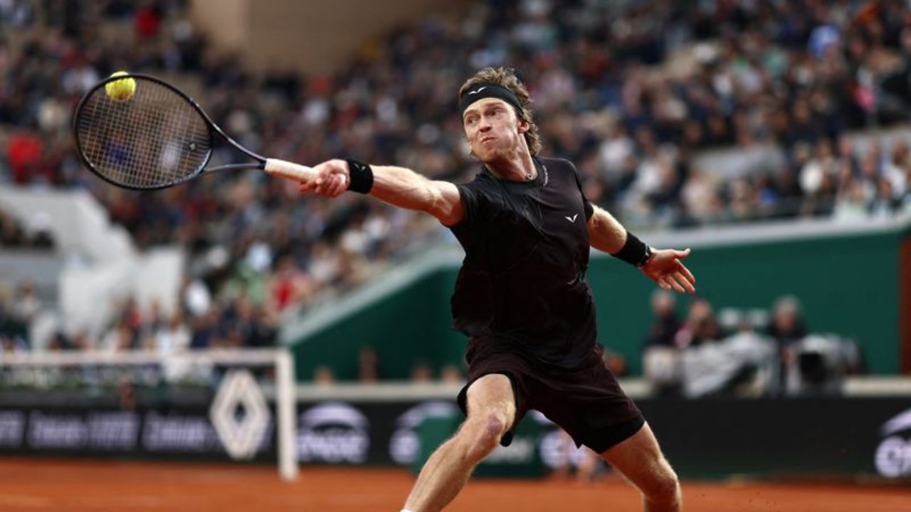 El tenista ruso Rublev rechaza la invitación para París 2024, Medvédev la acepta