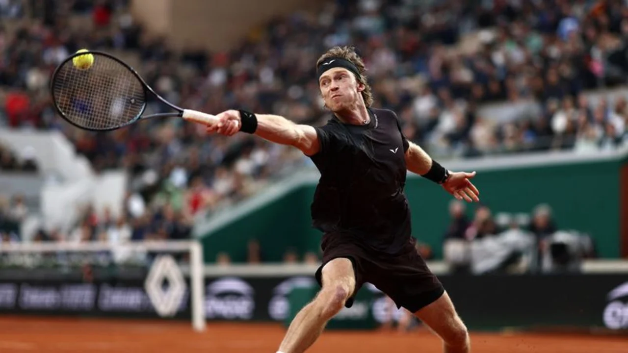 El tenista ruso Rublev rechaza la invitación para París 2024, Medvédev la acepta
