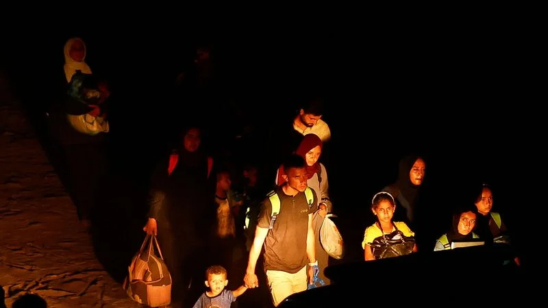 Miles de personas huyen de sus hogares mientras las fuerzas israelíes bombardean el sur de Gaza