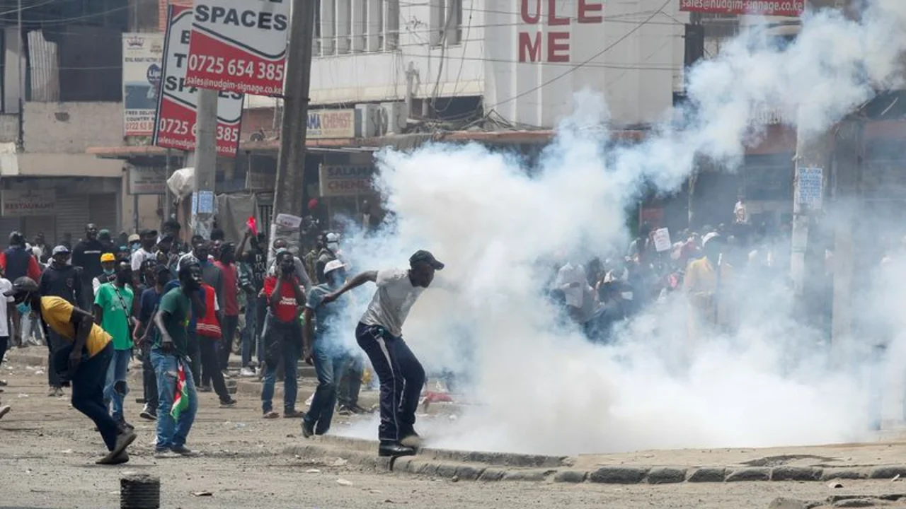 Gas lacrimógeno, piedrazos y fuego en Kenia, mientras manifestantes claman que "¡Ruto debe irse!"