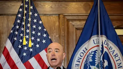 EEUU deportó a inmigrantes chinos en un vuelo chárter, según Seguridad Nacional EEUU deportó a inmigrantes chinos en un vuelo chárter, según Seguridad Nacional
