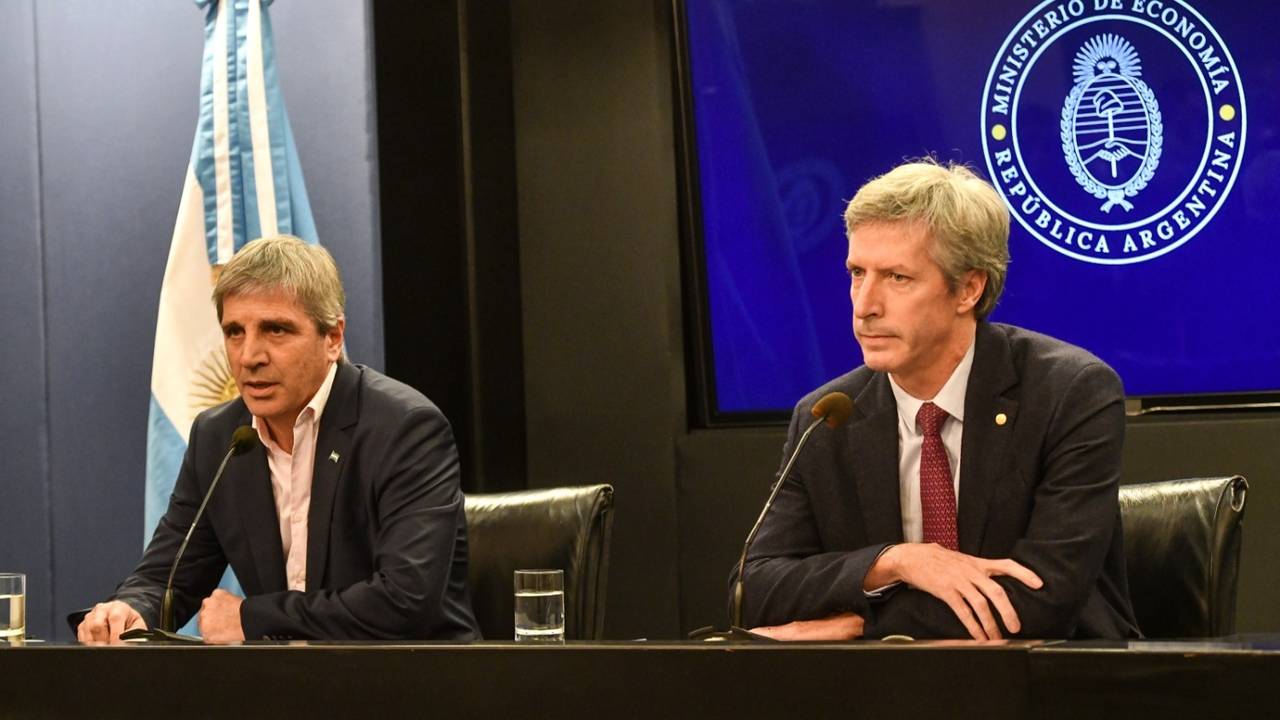 Con la recaudación por el piso y con el traspaso de deuda anunciado, el ajuste puede profundizar aún más la crisis
