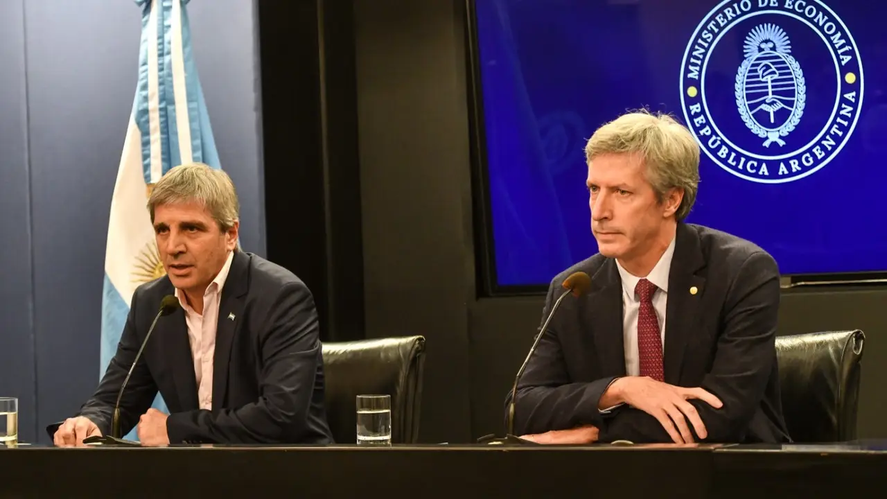 Con la recaudación por el piso y con el traspaso de deuda anunciado, el ajuste puede profundizar aún más la crisis