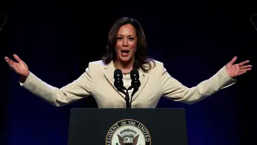 La vicepresidenta Harris es la primera opción para sustituir a Biden si se retira: fuentes