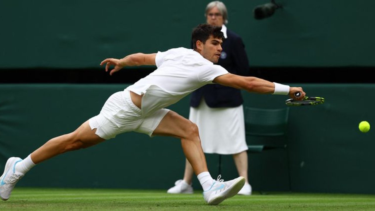 Alcaraz y Medvédev alcanzan la tercera ronda de Wimbledon