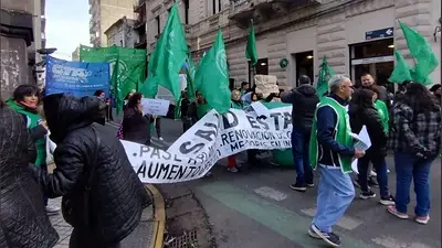 Trabajadores estatales protestan contra los despidos y la precarización laboral de Pullaro Trabajadores estatales protestan contra los despidos y la precarización laboral de Pullaro