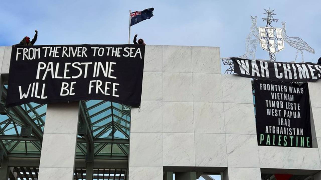 Detienen a cuatro manifestantes pro-Palestina por subir a la azotea del Parlamento australiano