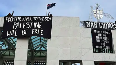 Detienen a cuatro manifestantes pro-Palestina por subir a la azotea del Parlamento australiano Detienen a cuatro manifestantes pro-Palestina por subir a la azotea del Parlamento australiano