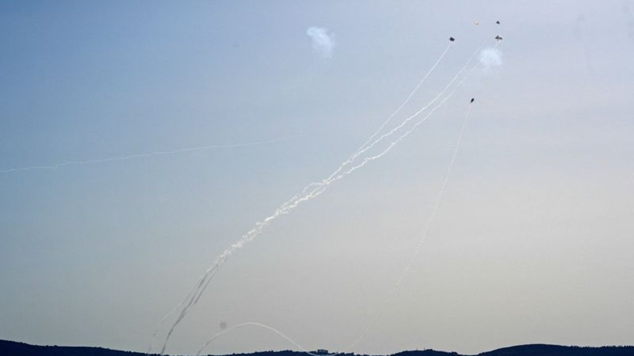 Hezbolá lanza un gran ataque contra Israel, varias explosiones sónicas sacuden Beirut
