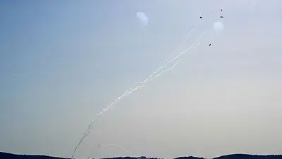 Hezbolá lanza un gran ataque contra Israel, varias explosiones sónicas sacuden Beirut Hezbolá lanza un gran ataque contra Israel, varias explosiones sónicas sacuden Beirut