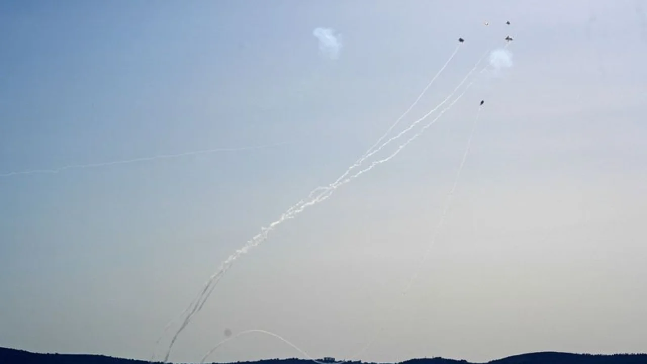 Hezbolá lanza un gran ataque contra Israel, varias explosiones sónicas sacuden Beirut