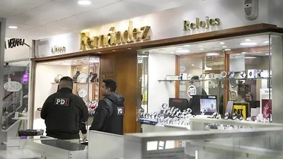 Golpe comando en Rosario: tres hombres asaltaron una joyería y golpearon al dueño Golpe comando en Rosario: tres hombres asaltaron una joyería y golpearon al dueño