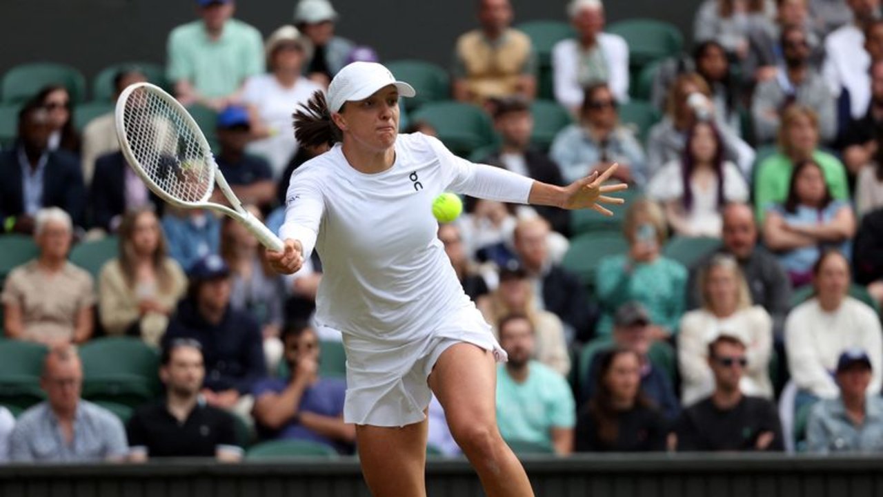 Máxima favorita Swiatek pasa sin problemas a tercera ronda de Wimbledon